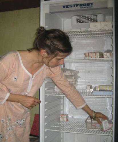 Der medizinische Kühlschrank sorgt auch bei tropischen Außentemperaturen dafür, dass die Impfstoffe und Insuline richtig gelagert werden.